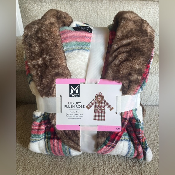 Other - New with Tag red and green plaid bathrobe size S/M